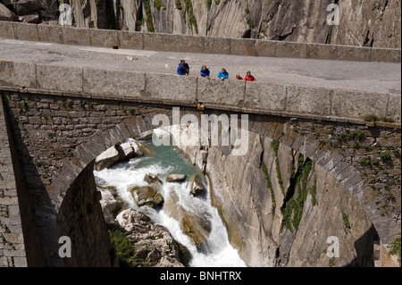 Schweiz. Eine Familie von Wanderer genießen Sie den Blick von der Teufelsbrücke, der Teufelsbrucke in der Schollenen Schlucht wo der th Stockfoto