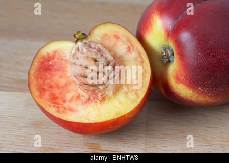 Stein oder Grube in einer in Scheiben geschnittenen Rita Stern gelb frische Nektarine frisches Obst Stockfoto