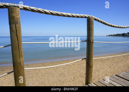 Laufsteg auf Holz Seil Geländer am Meer Strand blau Sommer Horizont Stockfoto