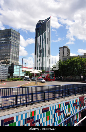 Nördlichen Kreisverkehr und Strata Tower, Elephant &amp; Castle, der London Borough of Southwark, London, England, Vereinigtes Königreich Stockfoto