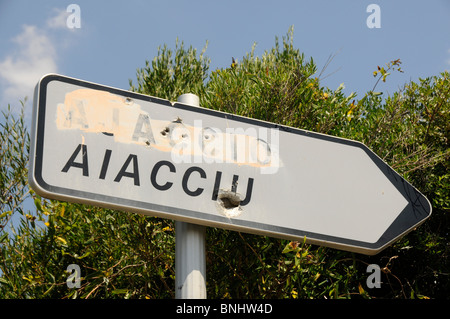 ZWEISPRACHIGE SCHILDER CORSICA ENTSTELLT DURCH FLNC (NATIONALE FRONT BEFREIUNG CORSE) AKTIVISTEN RUND UM DIE INSEL Stockfoto