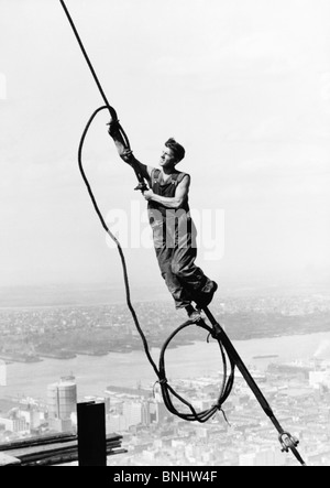 Icarus Empire State Building von Lewis Hine arbeiten 1920 Industrie arbeiten Arbeiter Mann Bau Website Seil Kabel schwindlig schwindelerregenden Stockfoto