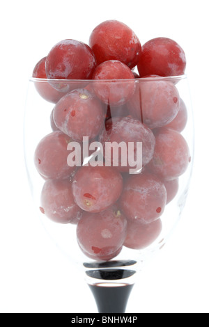 frisches Obst rote Trauben stapelten sich in ein Glas Wein Stockfoto