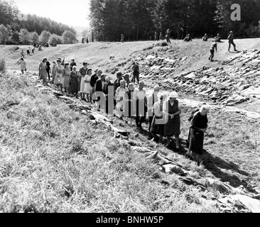 Weltkrieg deutsche Bevölkerung von Passau Bayern 800 Leichen russische Zwangsarbeiter ermordet durch S.S zwingt tote Russen erschossen Stockfoto