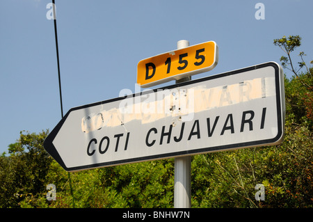 ZWEISPRACHIGE SCHILDER CORSICA ENTSTELLT DURCH FLNC (NATIONALE FRONT BEFREIUNG CORSE) AKTIVISTEN RUND UM DIE INSEL Stockfoto