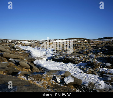 Der Kurs von The River Kinder unter eine Decke von Eis und Schnee an Kinder Untergang Kinder Scout Derbyshire in England Stockfoto