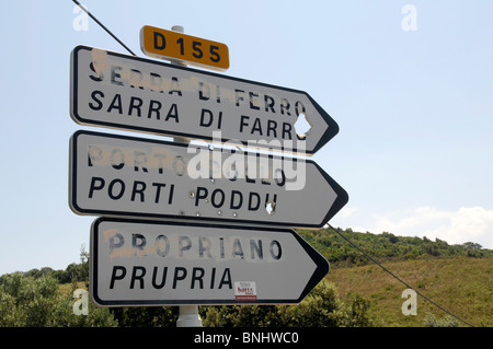 ZWEISPRACHIGE SCHILDER CORSICA ENTSTELLT DURCH FLNC (NATIONALE FRONT BEFREIUNG CORSE) AKTIVISTEN RUND UM DIE INSEL Stockfoto