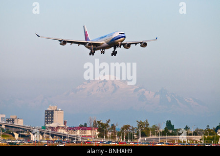 Ein China Airlines Airbus A340 (A340-313 X) im Endanflug zur Landung in Vancouver International Airport. Stockfoto