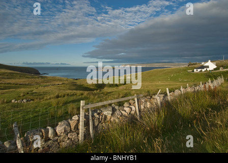 Meer in der Nähe von Durness, Sutherland, Schottland. Alte Steinmauer. Hang in der Nähe von Meer Landwirtschaft. Stockfoto