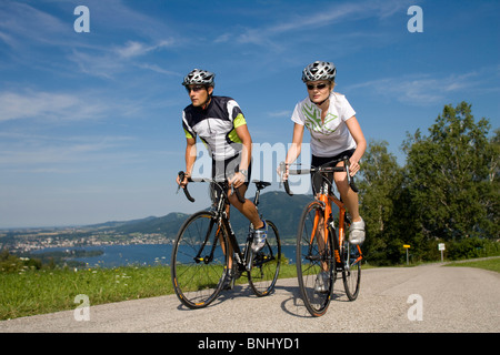 Racing Wheel Gmunden Oberösterreich Österreich Sommer Radfahren Bergen Straße See Meer Berg Alm Landschaft Landschaft Natur Frau Stockfoto