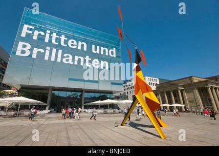 Deutschland Baden-Würtemberg Stadtmuseum Stuttgart Schlossplatz Quadrat Kunst knittrige Avec Disque Rouge Alexander Calder Straßenbildes Stockfoto