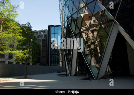 Der Eingang zum Sir Norman Fosters 30 St Mary Axe, auch bekannt als die Gurke mit Baum Stockfoto