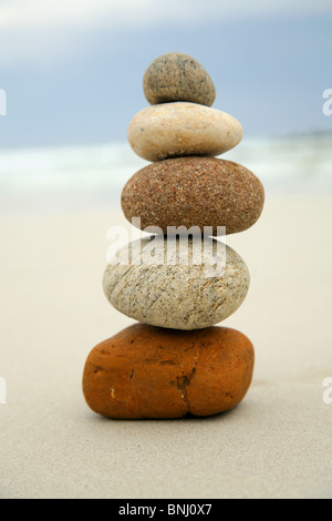 Fünf Steinen ausgeglichen übereinander Stockfoto