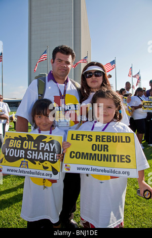 Am 22. Juli 2010 marschierten mehr als tausend Demonstranten, Occidental Petroleum Büros in Westwood, Los Angeles. Stockfoto