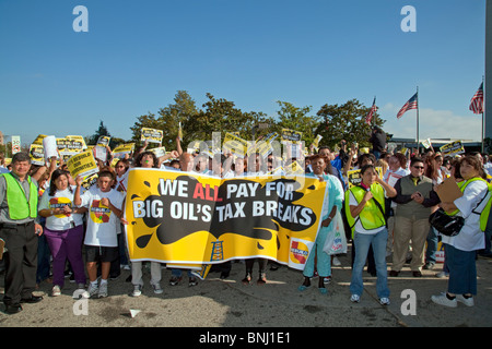 Am 22. Juli 2010 marschierten mehr als tausend Demonstranten, Occidental Petroleum Büros in Westwood, Los Angeles. Stockfoto