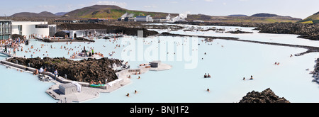 Panorama von der blauen Lagune Bad in der Nähe von Grindavik, Südisland in hellem Sonnenlicht. Stockfoto