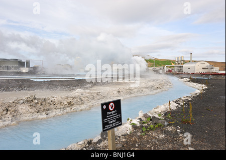 Svartsengi Geothermie-Kraftwerk in der Nähe von Grindavik, Südisland. Schwarzen Warnzeichen wegen Warmwasser Stockfoto