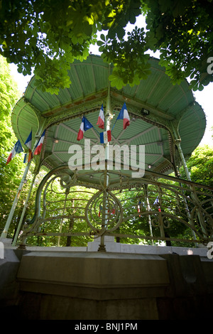 Die Musikpavillon der Krankenhaus-Feder in der Vichy springs Park (Frankreich). Le Kiosque À Musique De La Source de l'Hôpital, À Vichy Stockfoto