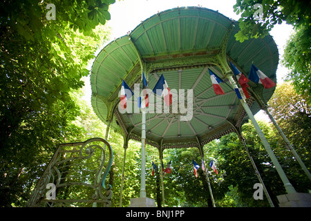 Die Musikpavillon der Krankenhaus-Feder in der Vichy springs Park (Frankreich). Le Kiosque À Musique De La Source de l'Hôpital, À Vichy Stockfoto