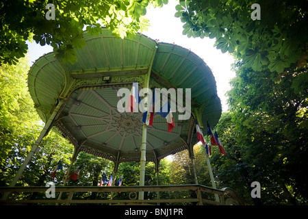 Die Musikpavillon der Krankenhaus-Feder in der Vichy springs Park (Frankreich). Le Kiosque À Musique De La Source de l'Hôpital, À Vichy Stockfoto