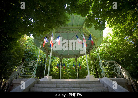 Die Musikpavillon der Krankenhaus-Feder in der Vichy springs Park (Frankreich). Le Kiosque À Musique De La Source de l'Hôpital, À Vichy Stockfoto