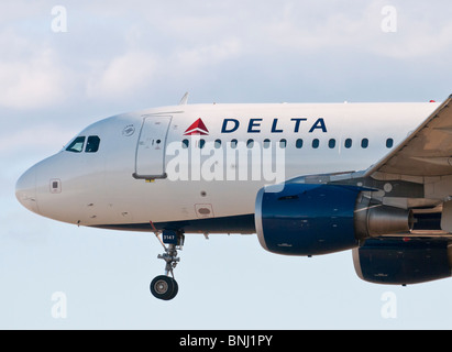 Eine Delta Air Linien Airbus A319 (A319-114) kommerzielle Düsenverkehrsflugzeug im Endanflug zur Landung. Stockfoto