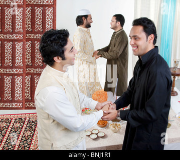 Muslimische Männer einander Gruß Stockfoto