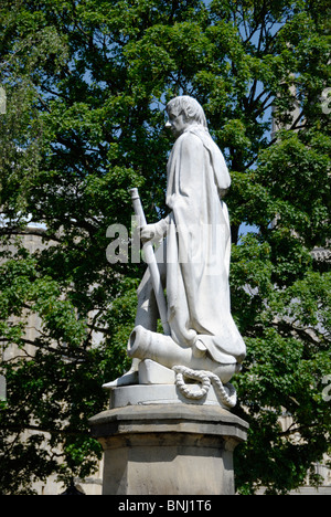 Nelson; Statue; Norwich; Kathedrale; In der Nähe; blauer Himmel; Textfreiraum; VEREINIGTES KÖNIGREICH; England; vertikale Stockfoto