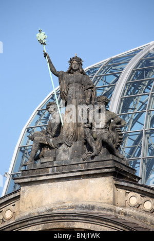 Die saxonia Statue oben Dresdner Hauptbahnhof oder Bahnhof, Deutschland, Europa Stockfoto