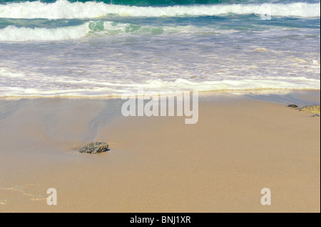 Türkisblaue Wellen brechen sich am friedlichen leeren Strand Stein Reflexionen in Sand Kopie Raum Halbinsel Monterey California Rollen Stockfoto