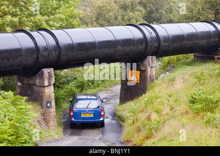 Das Rohr Wasser aus Coedty Reservoir zu Dolgarrog Wasserkraftwerk in Snowdonia, Nordwales zu tragen. Stockfoto