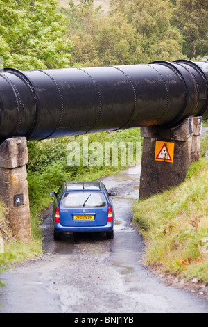 Das Rohr Wasser aus Coedty Reservoir zu Dolgarrog Wasserkraftwerk in Snowdonia, Nordwales zu tragen. Stockfoto