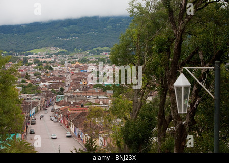 Blick auf San Cristobal de Las Casas, Chiapas, Mexiko, von der Spitze des Templo de Guadalupe Treppe Stockfoto