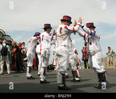 Morris Tänzer auf dem Töpfchen Festival in Sheringham Norfolk Stockfoto