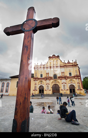 Hölzernes Kreuz in der Mitte der Zocalo und San Cristobal-Kathedrale in San Cristobal de Las Casas, Chiapas, Mexiko Stockfoto