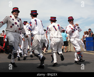 Morris Tänzer auf dem Töpfchen Festival in Sheringham Norfolk Stockfoto