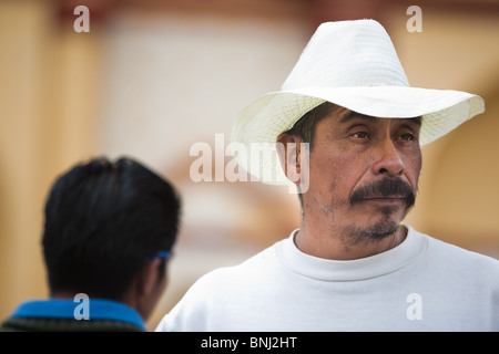 Portrait eines mexikanischen Mannes einen typischen Hut in San Cristobal de Las Casas, Chiapas, Mexiko Stockfoto