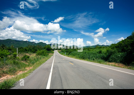 Leere Strecke von der Straße in den Hügeln oberhalb von Hua Hin, Thailand Stockfoto