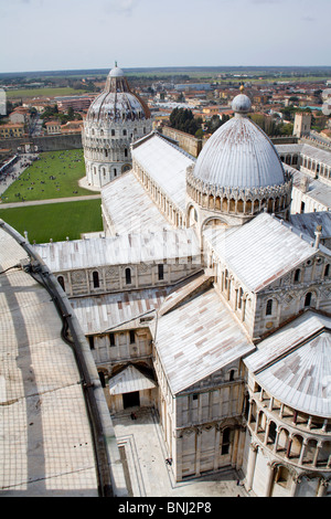 Pisa - Dom und Baptisterium des Heiligen Johannes - Piazza dei Miracoli - vom Turm hängen Blick Stockfoto