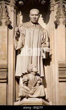 London - Westminster Abbey - Heiligen aus Westfassade - Martin Luther King Stockfoto