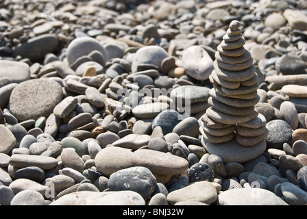 Pyramide aus glatten Steinen und Kieselsteinen gemacht Stockfoto