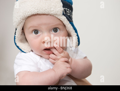 Schöne 4 Monate altes Baby Hut mit einem neugierigen Ausdruck. Stockfoto