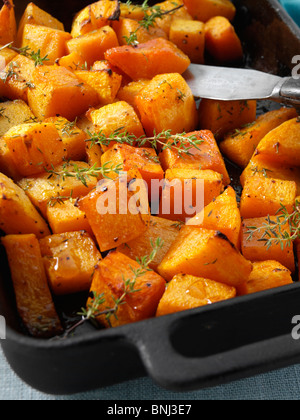 Butternut-Kürbis-Stücke mit Thymian gebacken Stockfoto