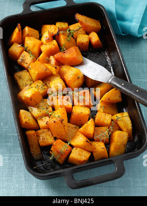 Butternut-Kürbis-Stücke mit Thymian gebacken Stockfoto