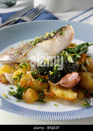 Ein gebackenes Filet von Pollock auf einem Bett aus knusprigen zerkleinerte Charlotte-Kartoffeln mit lila sprießen Brokkoli Salbei und Knoblauch Stockfoto