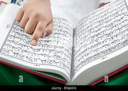 Muslimische Junge liest den Koran Stockfoto