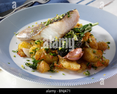 Ein gebackenes Filet von Pollock auf einem Bett aus knusprigen zerkleinerte Charlotte-Kartoffeln mit lila sprießen Brokkoli Salbei und Knoblauch Stockfoto