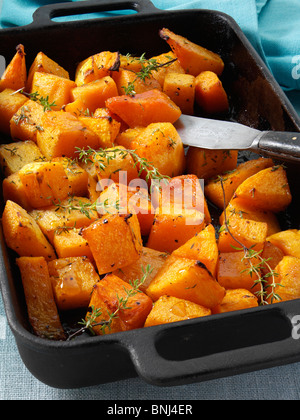 Butternut-Kürbis-Stücke mit Thymian gebacken Stockfoto