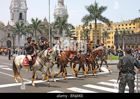 Bugler es Fahrt vorbei an der königlichen Präsidentenpalast auf der täglich wechselnden ot die Wache im Plaza Mayor, Lima, Mexiko montiert. Stockfoto