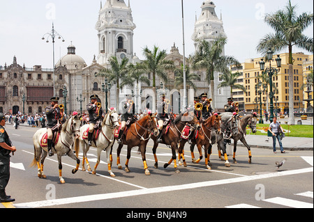 Bugler es Fahrt vorbei an der königlichen Präsidentenpalast auf der täglich wechselnden ot die Wache im Plaza Mayor, Lima, Mexiko montiert. Stockfoto